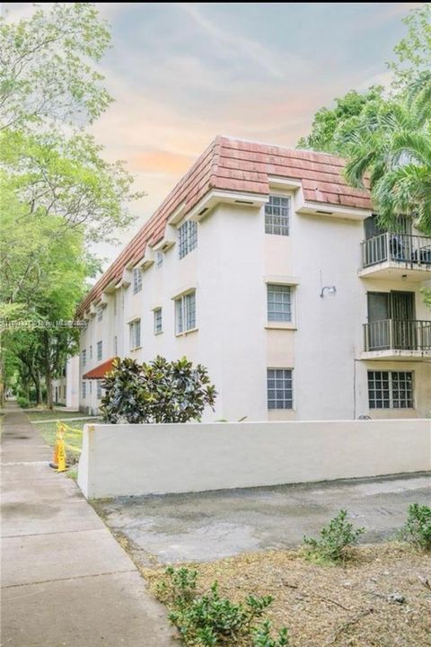 Vendido Recientemente: $420,000 (2 camas, 2 baños, 1002 Pies cuadrados)