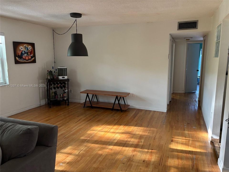 Vendido Recientemente: $420,000 (2 camas, 2 baños, 1002 Pies cuadrados)