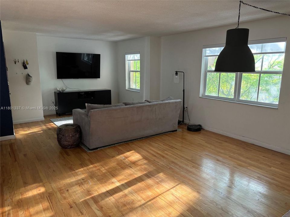 Vendido Recientemente: $420,000 (2 camas, 2 baños, 1002 Pies cuadrados)