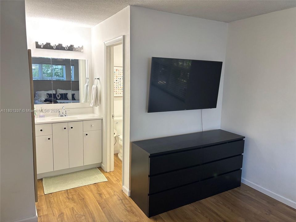 Vendido Recientemente: $420,000 (2 camas, 2 baños, 1002 Pies cuadrados)