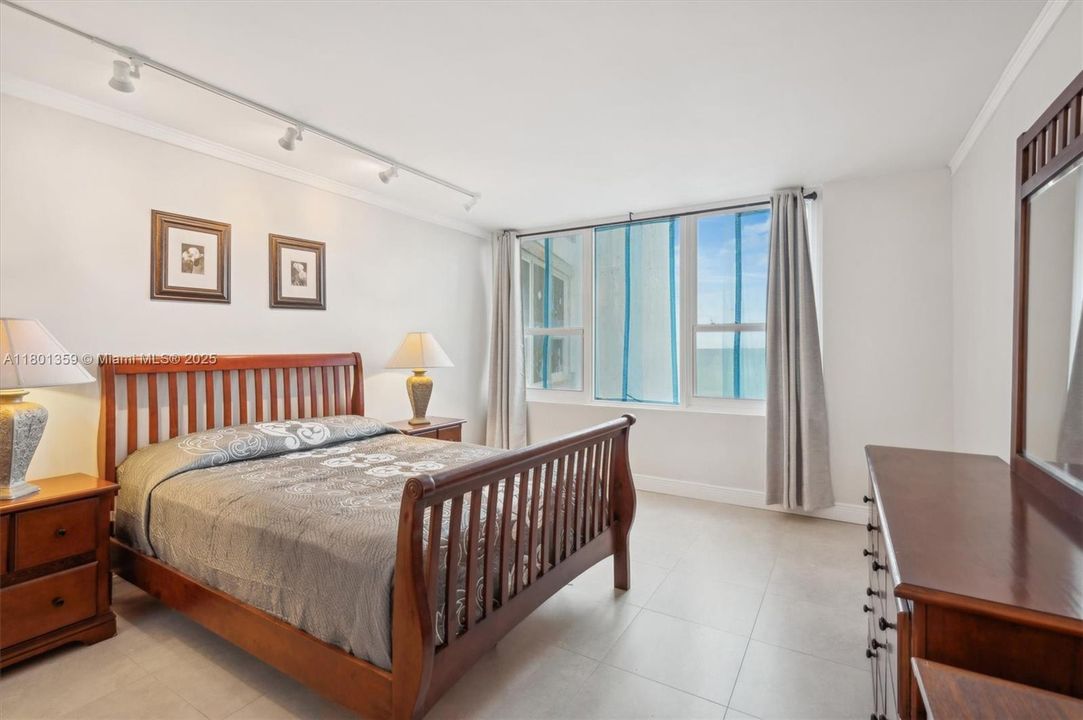 待售: $550,000 (2 贝兹, 2 浴室, 1110 平方英尺)