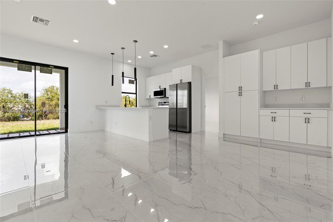 最近售出: $360,000 (3 贝兹, 2 浴室, 1630 平方英尺)