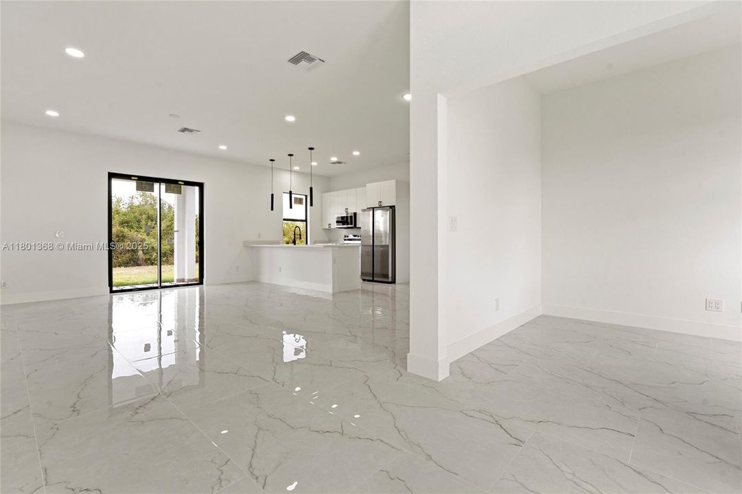 最近售出: $360,000 (3 贝兹, 2 浴室, 1630 平方英尺)