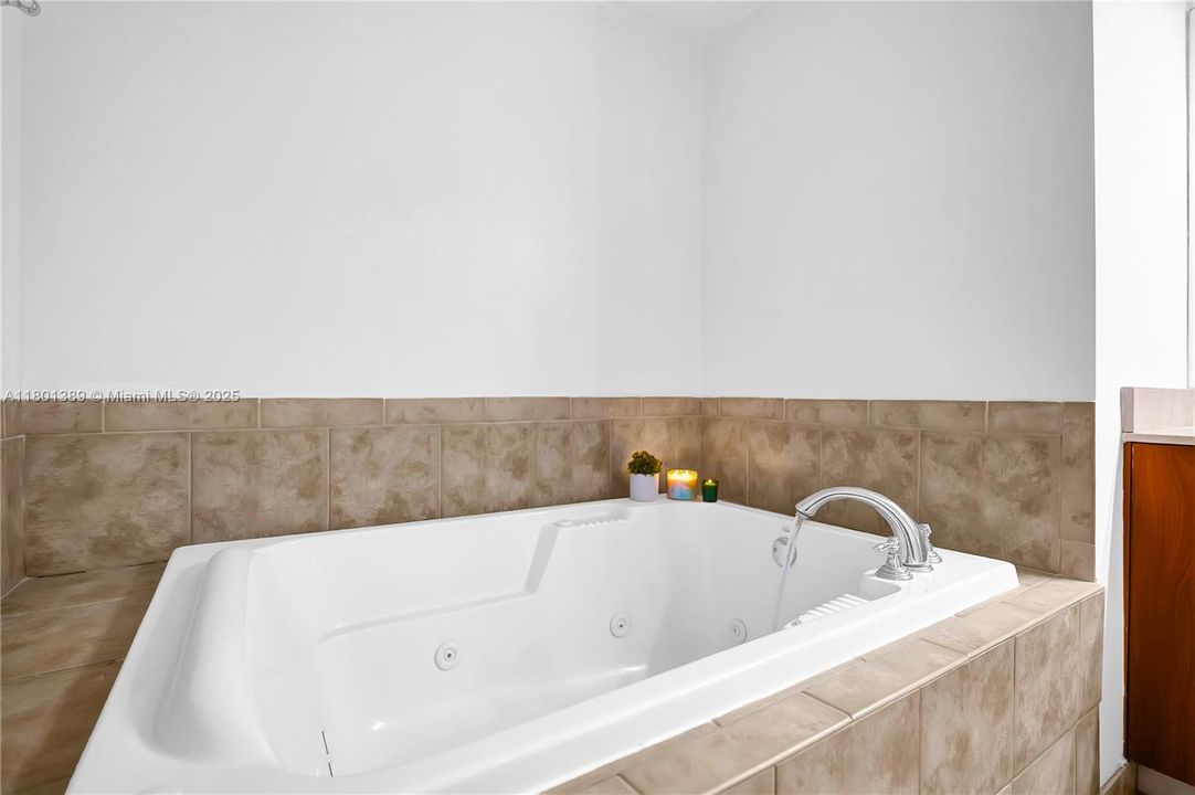 For Sale: $540,000 (2 beds, 2 baths, 1152 Square Feet)