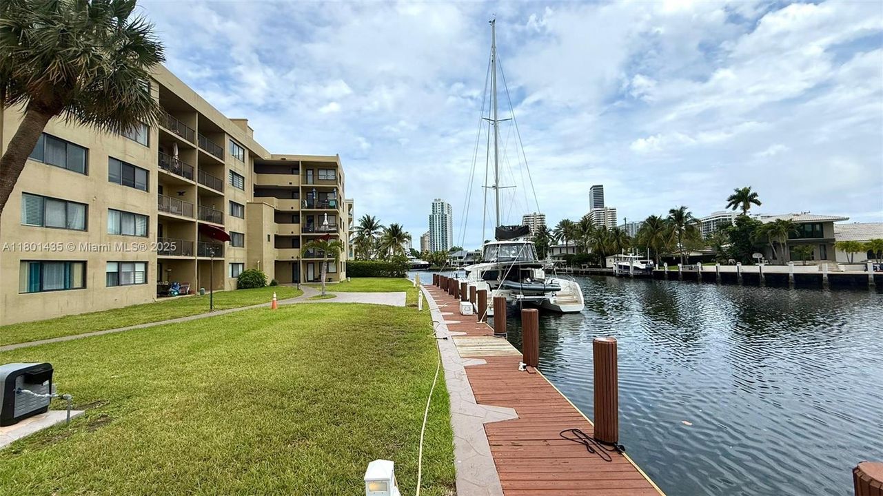 For Sale: $235,000 (1 beds, 1 baths, 876 Square Feet)