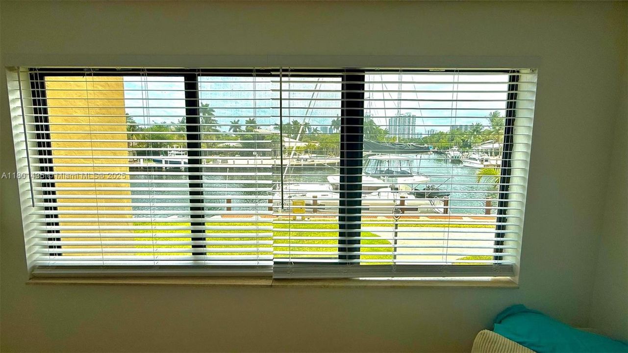 For Sale: $235,000 (1 beds, 1 baths, 876 Square Feet)