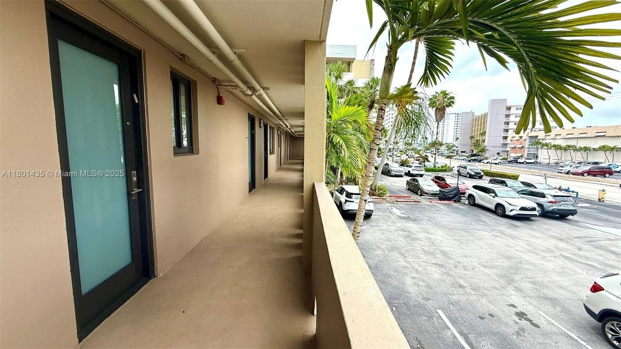 For Sale: $235,000 (1 beds, 1 baths, 876 Square Feet)