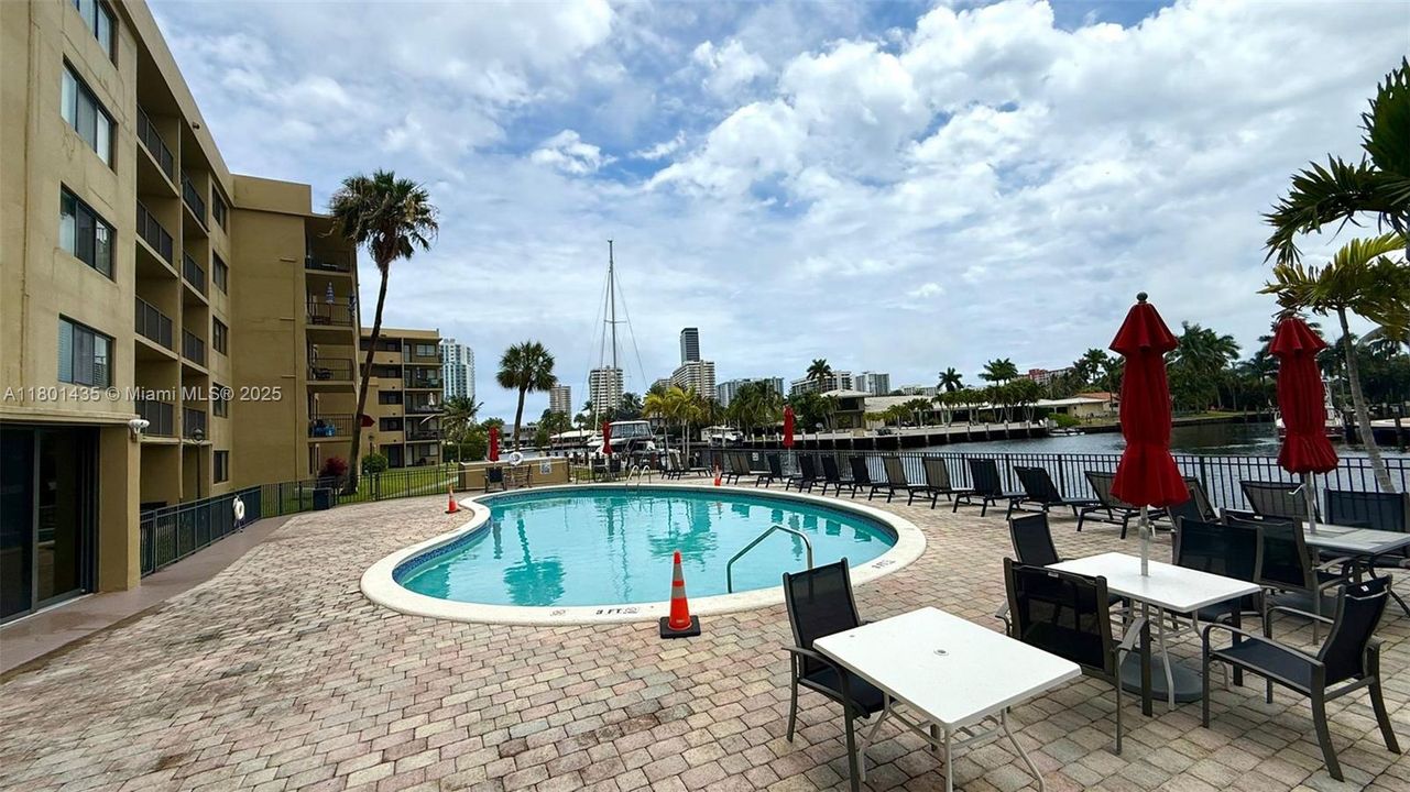 For Sale: $235,000 (1 beds, 1 baths, 876 Square Feet)