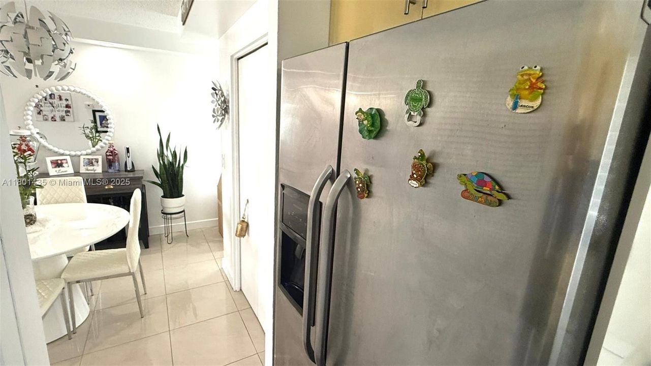 For Sale: $235,000 (1 beds, 1 baths, 876 Square Feet)