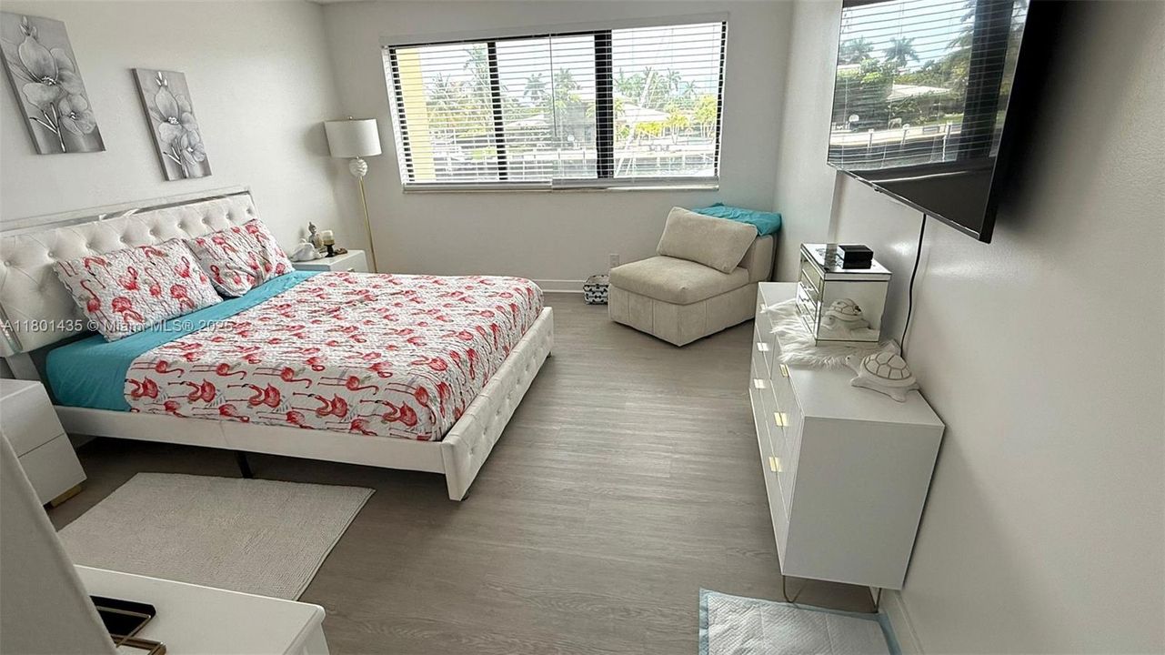 For Sale: $235,000 (1 beds, 1 baths, 876 Square Feet)