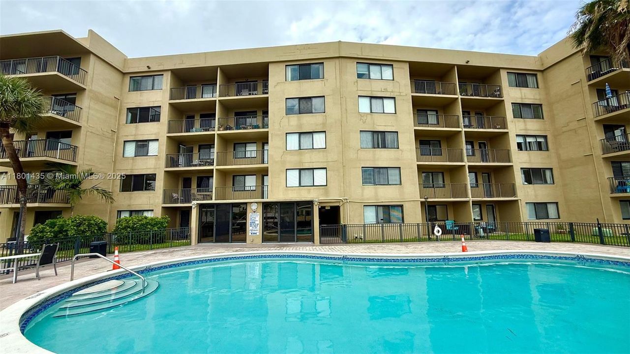 For Sale: $235,000 (1 beds, 1 baths, 876 Square Feet)