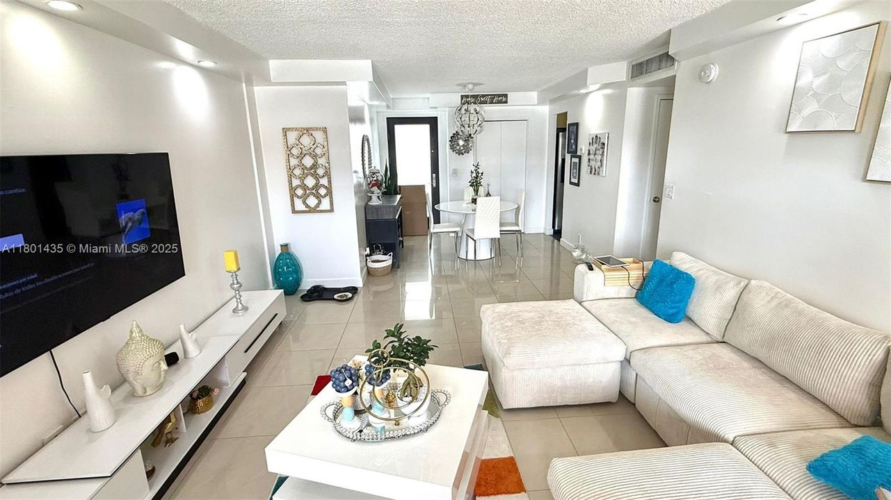 For Sale: $235,000 (1 beds, 1 baths, 876 Square Feet)