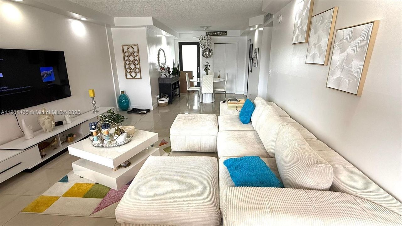 For Sale: $235,000 (1 beds, 1 baths, 876 Square Feet)