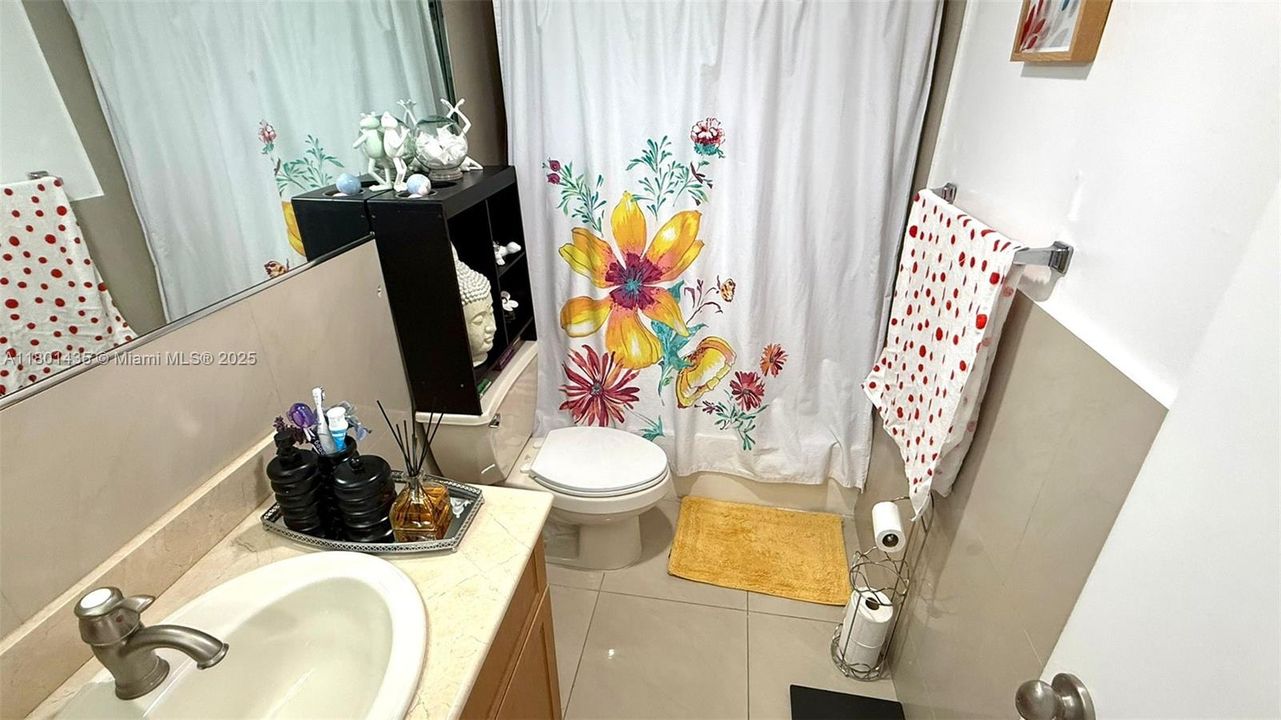 For Sale: $235,000 (1 beds, 1 baths, 876 Square Feet)