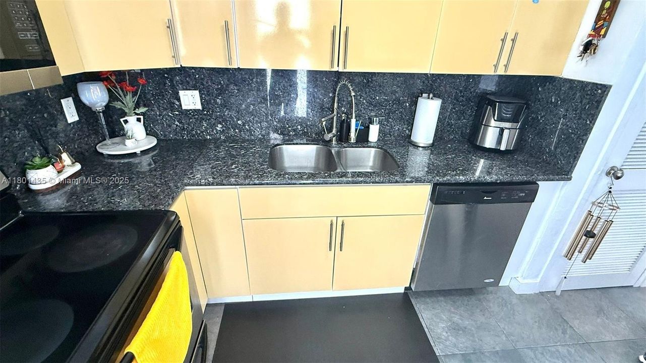 For Sale: $235,000 (1 beds, 1 baths, 876 Square Feet)