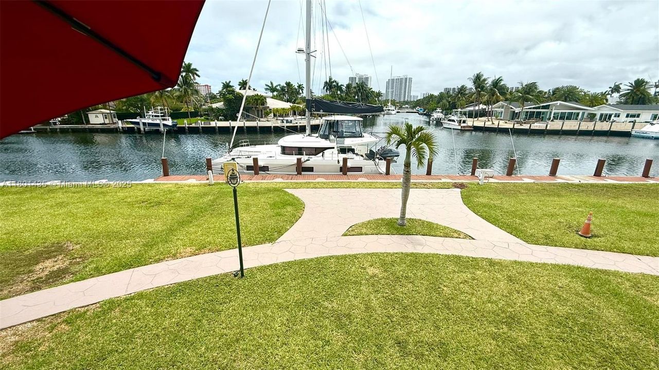 For Sale: $235,000 (1 beds, 1 baths, 876 Square Feet)