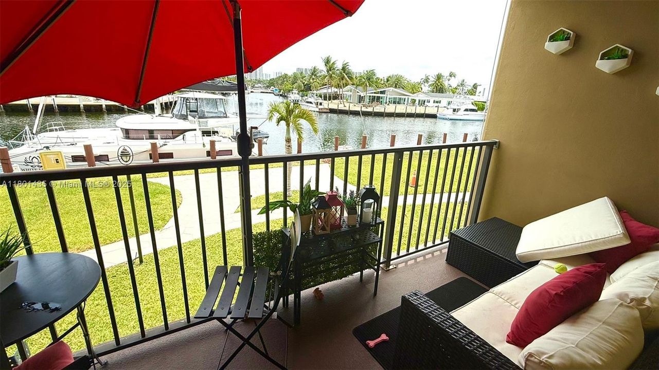 For Sale: $235,000 (1 beds, 1 baths, 876 Square Feet)