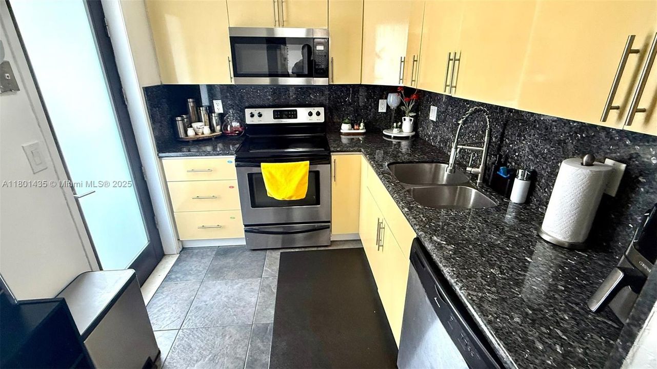 For Sale: $235,000 (1 beds, 1 baths, 876 Square Feet)