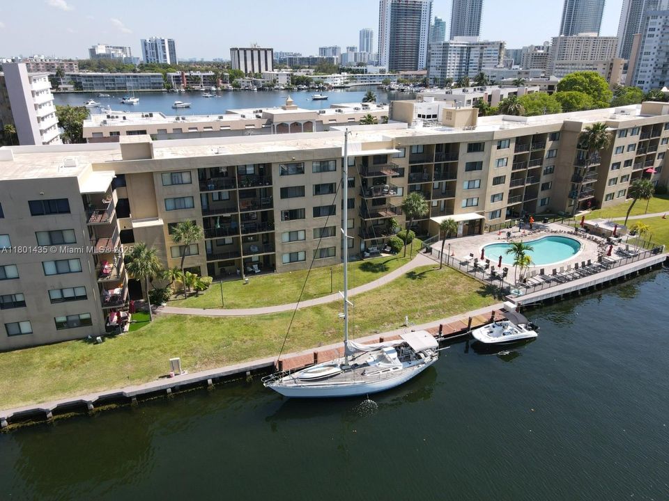 For Sale: $235,000 (1 beds, 1 baths, 876 Square Feet)