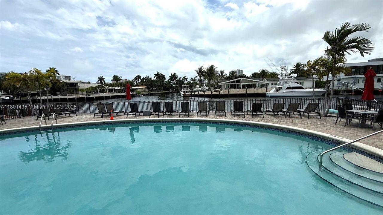 For Sale: $235,000 (1 beds, 1 baths, 876 Square Feet)