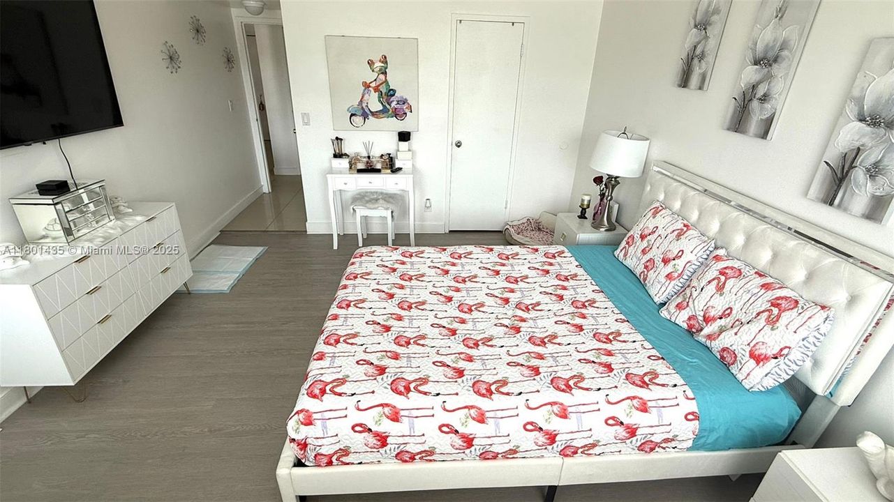 For Sale: $235,000 (1 beds, 1 baths, 876 Square Feet)