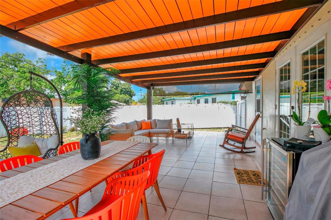 Vendido Recientemente: $560,000 (3 camas, 2 baños, 1264 Pies cuadrados)