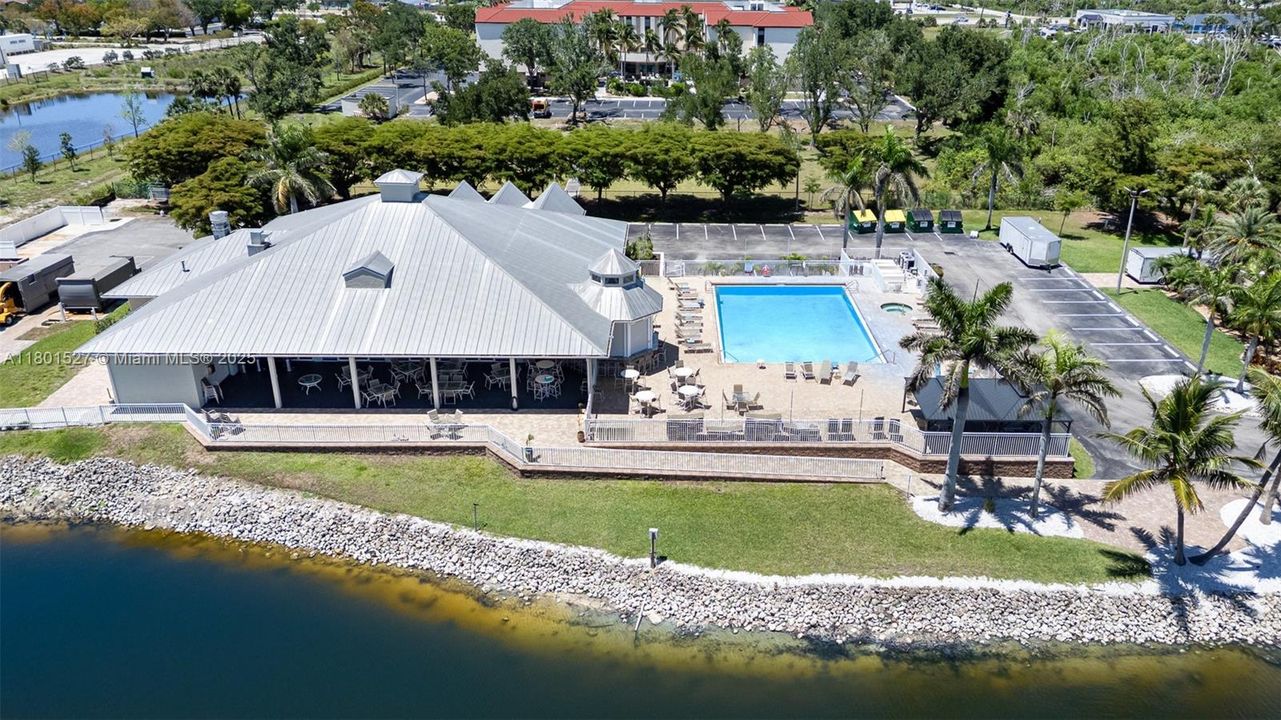 Heated pool/spa with seasonal Tiki bar and cafe