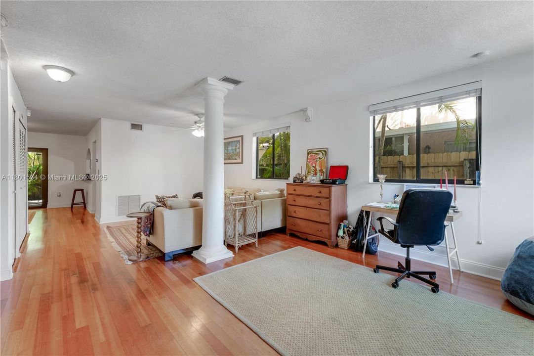 Vendido Recientemente: $895,000 (3 camas, 2 baños, 1344 Pies cuadrados)