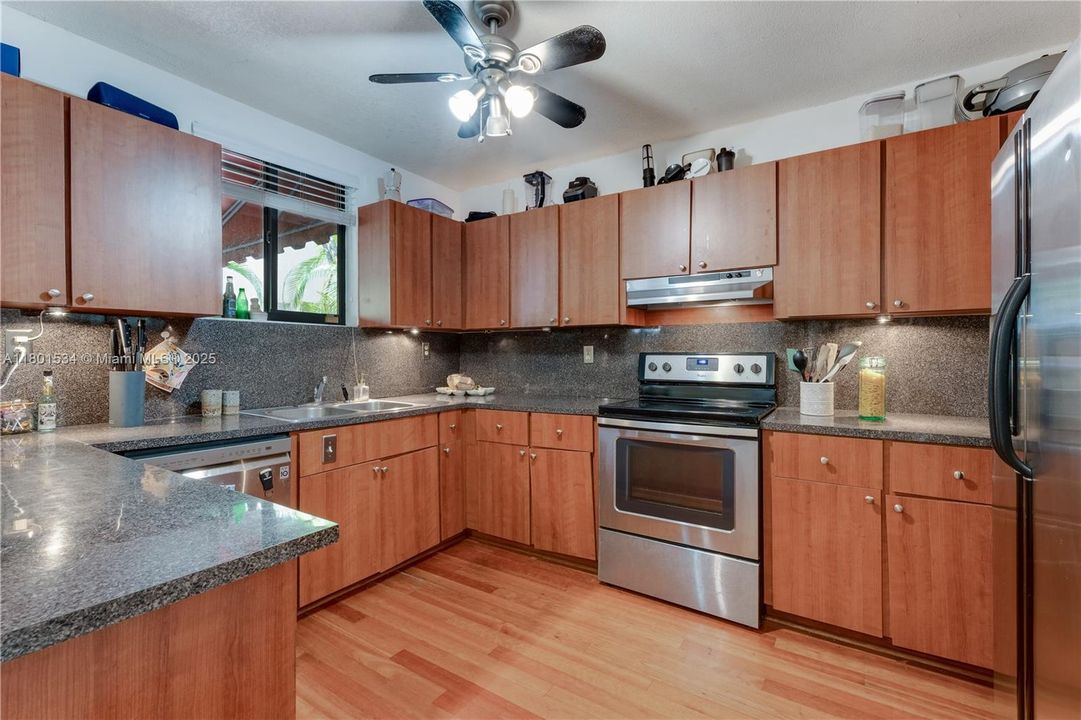 Vendido Recientemente: $895,000 (3 camas, 2 baños, 1344 Pies cuadrados)