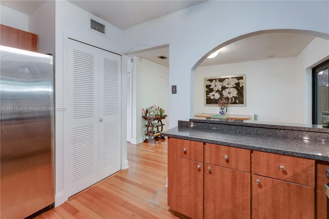 Vendido Recientemente: $895,000 (3 camas, 2 baños, 1344 Pies cuadrados)