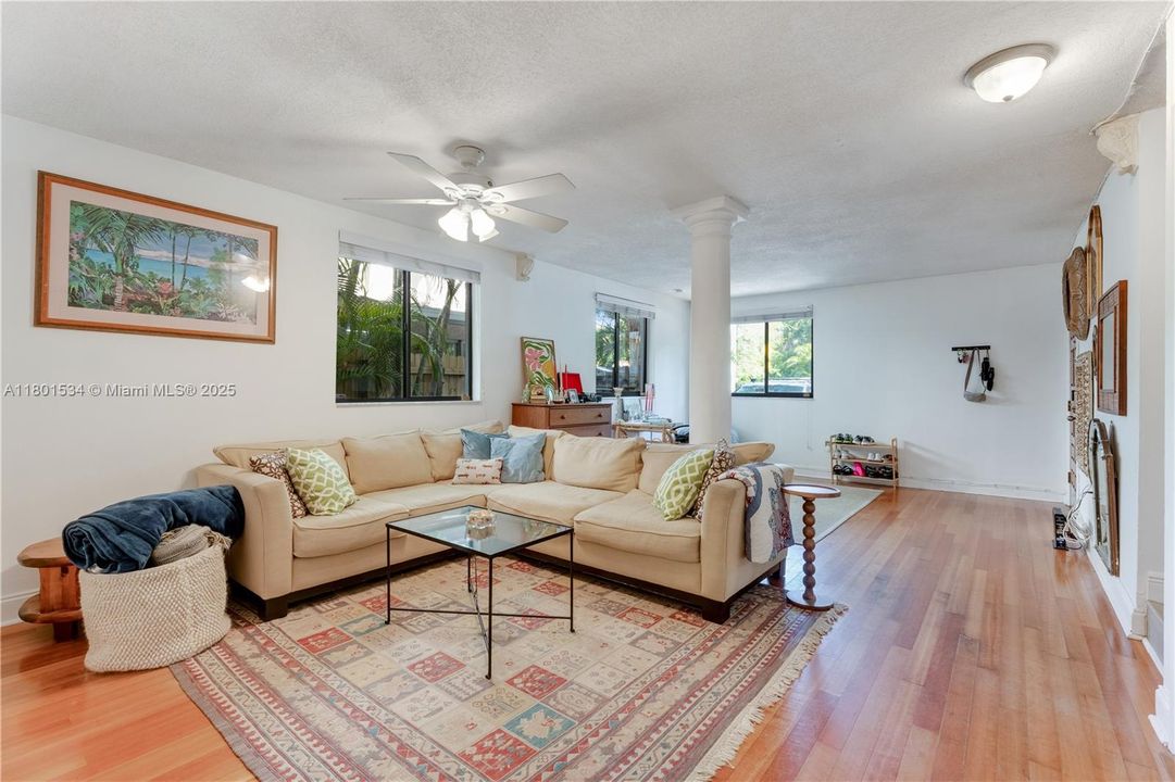 Vendido Recientemente: $895,000 (3 camas, 2 baños, 1344 Pies cuadrados)