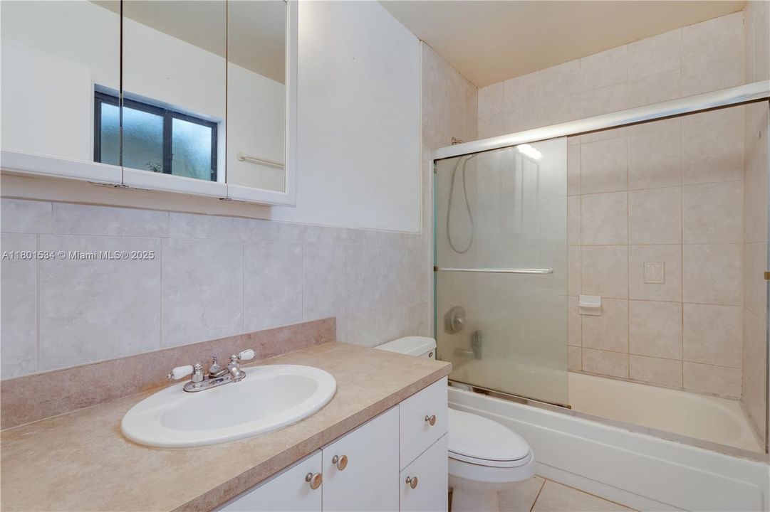 Vendido Recientemente: $895,000 (3 camas, 2 baños, 1344 Pies cuadrados)