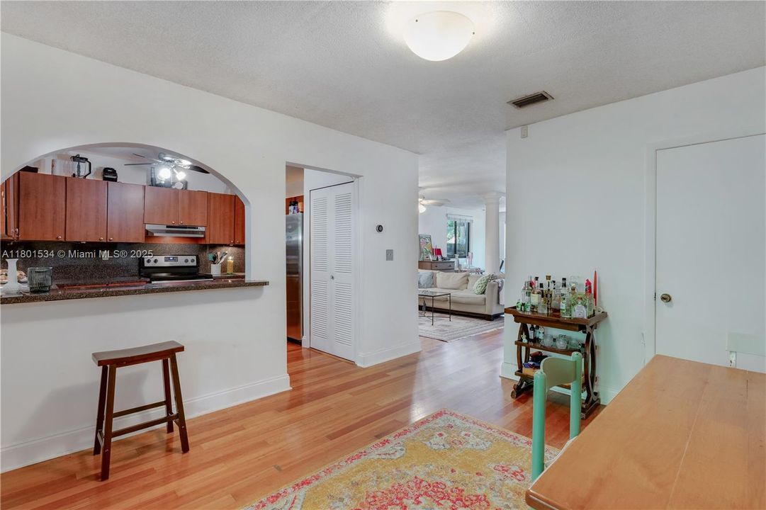 Vendido Recientemente: $895,000 (3 camas, 2 baños, 1344 Pies cuadrados)