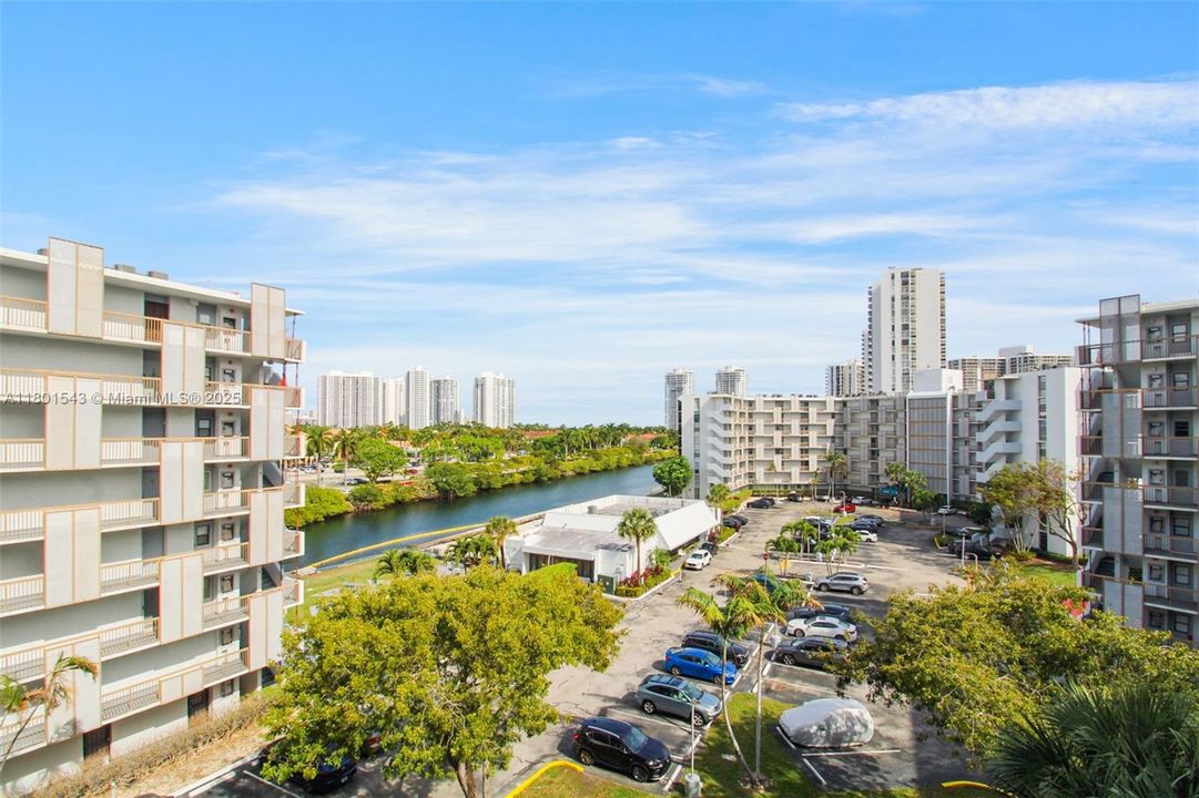 For Sale: $270,000 (2 beds, 2 baths, 994 Square Feet)