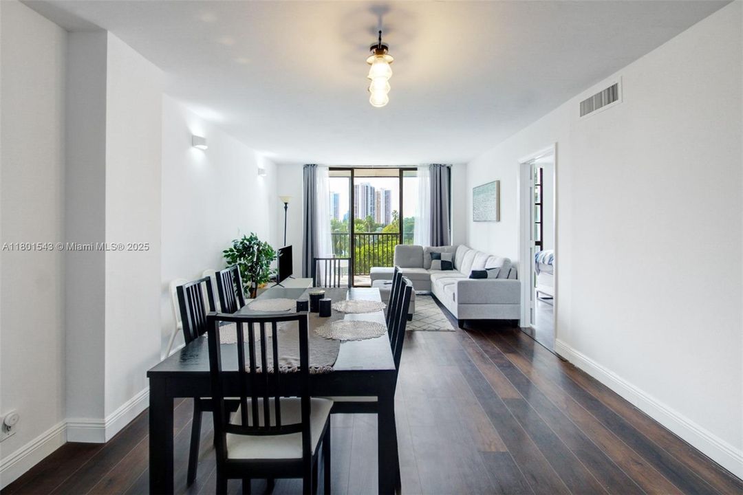 For Sale: $270,000 (2 beds, 2 baths, 994 Square Feet)