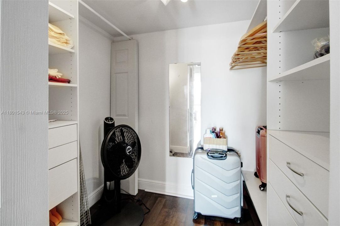 For Sale: $270,000 (2 beds, 2 baths, 994 Square Feet)