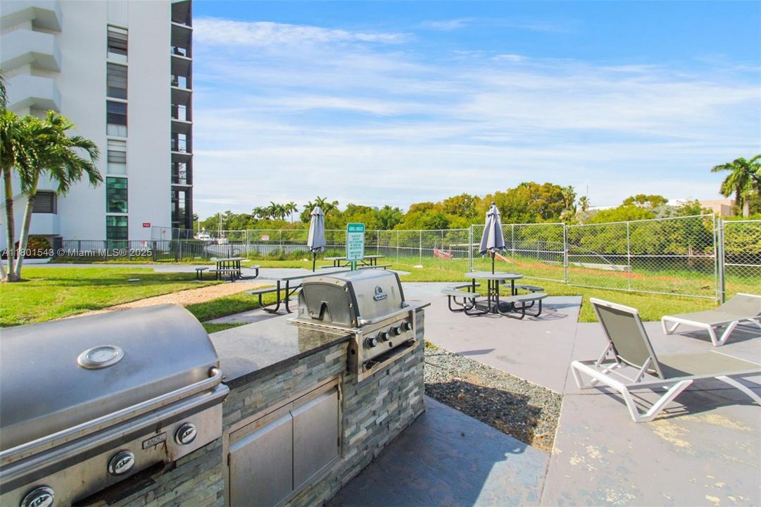 For Sale: $270,000 (2 beds, 2 baths, 994 Square Feet)