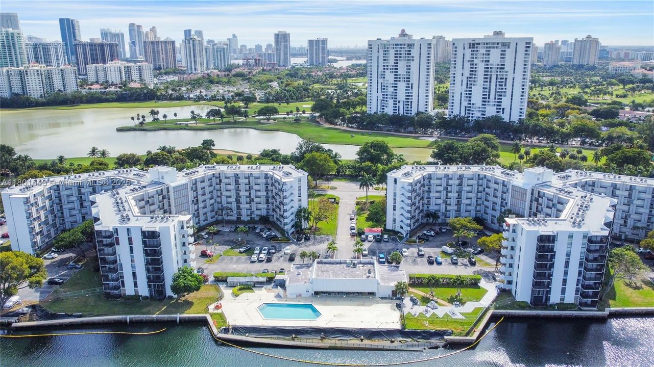 For Sale: $270,000 (2 beds, 2 baths, 994 Square Feet)