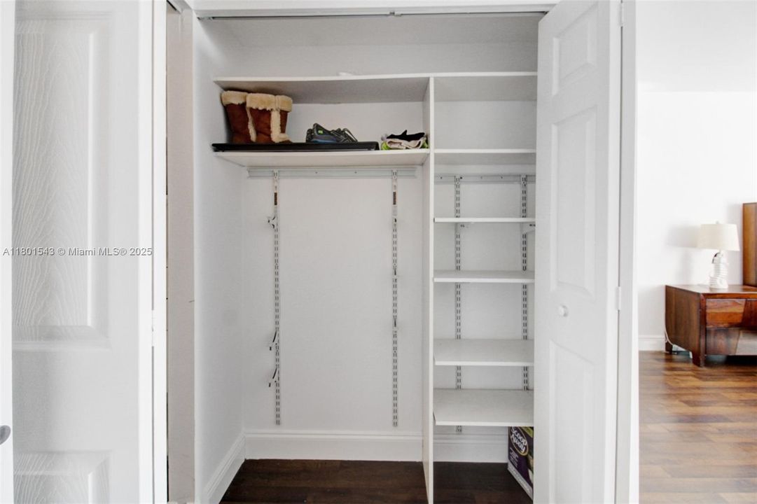 For Sale: $270,000 (2 beds, 2 baths, 994 Square Feet)