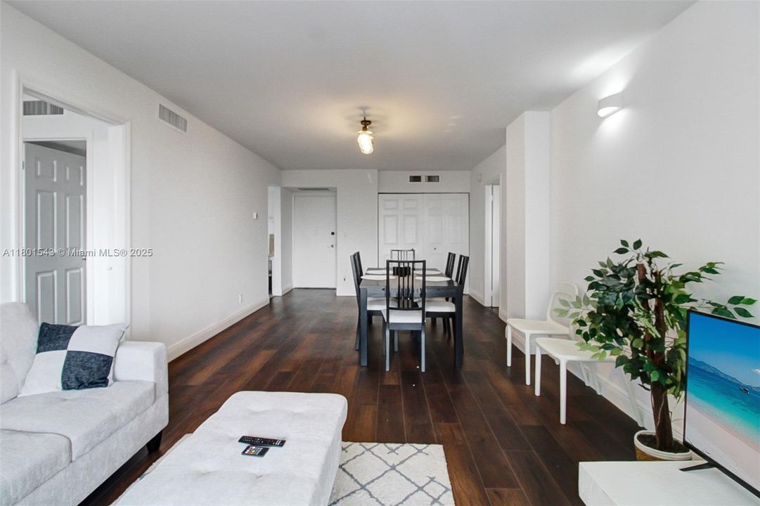 For Sale: $270,000 (2 beds, 2 baths, 994 Square Feet)