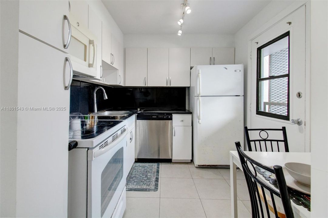For Sale: $270,000 (2 beds, 2 baths, 994 Square Feet)