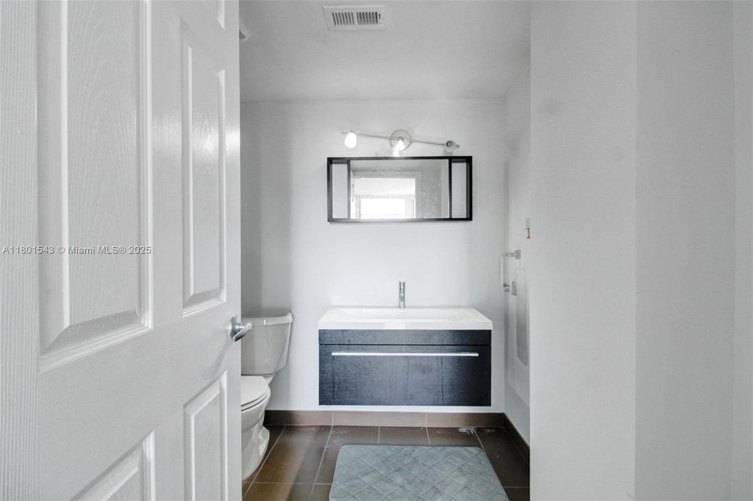 For Sale: $270,000 (2 beds, 2 baths, 994 Square Feet)