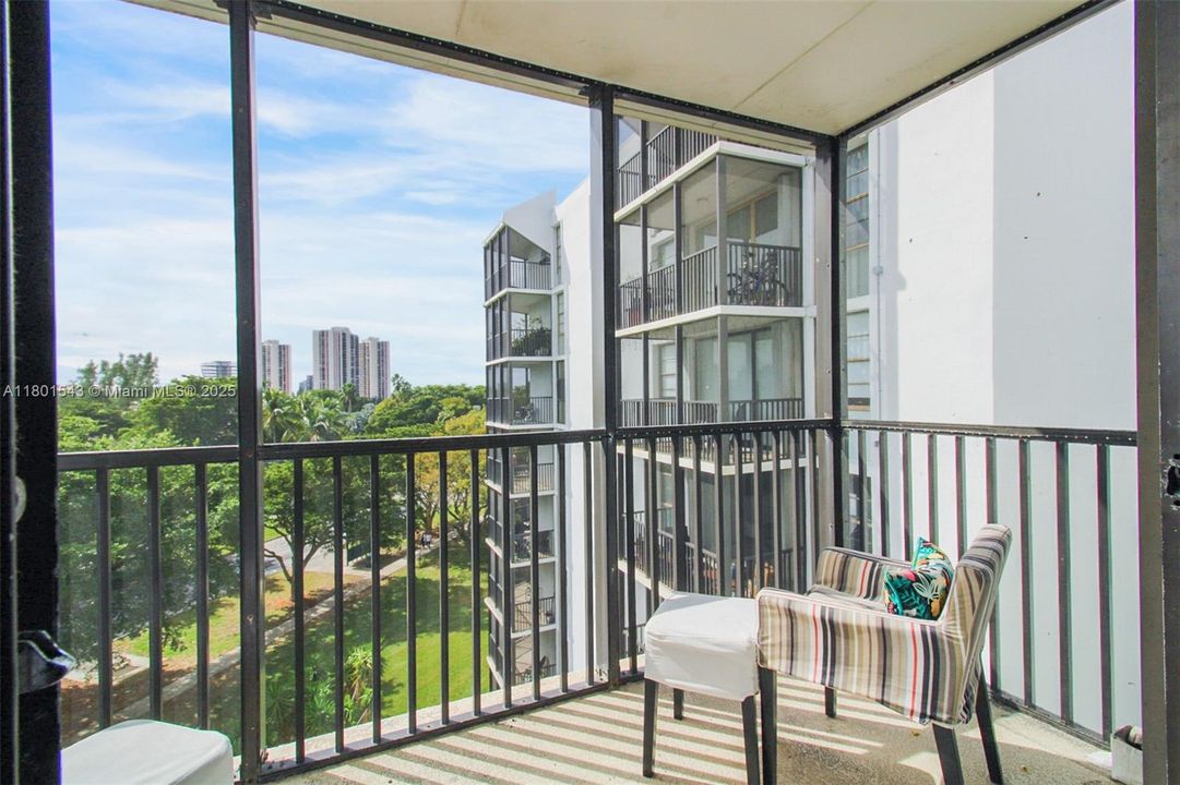 For Sale: $270,000 (2 beds, 2 baths, 994 Square Feet)