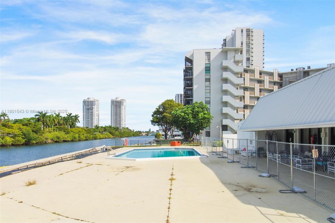 For Sale: $270,000 (2 beds, 2 baths, 994 Square Feet)
