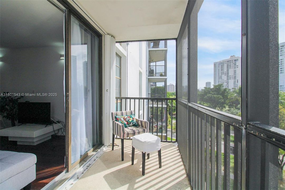 For Sale: $270,000 (2 beds, 2 baths, 994 Square Feet)