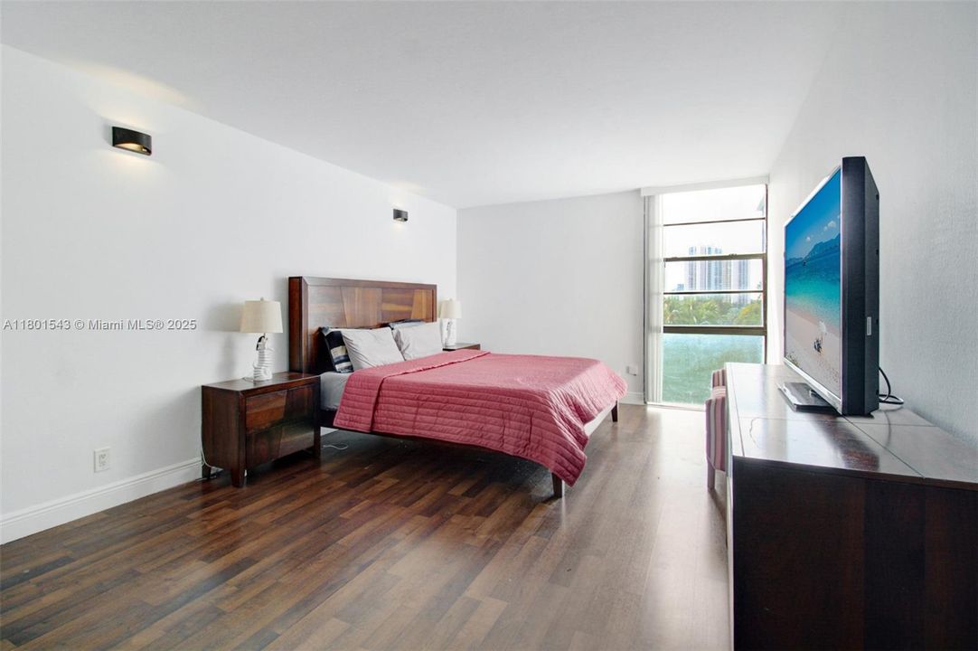 For Sale: $270,000 (2 beds, 2 baths, 994 Square Feet)