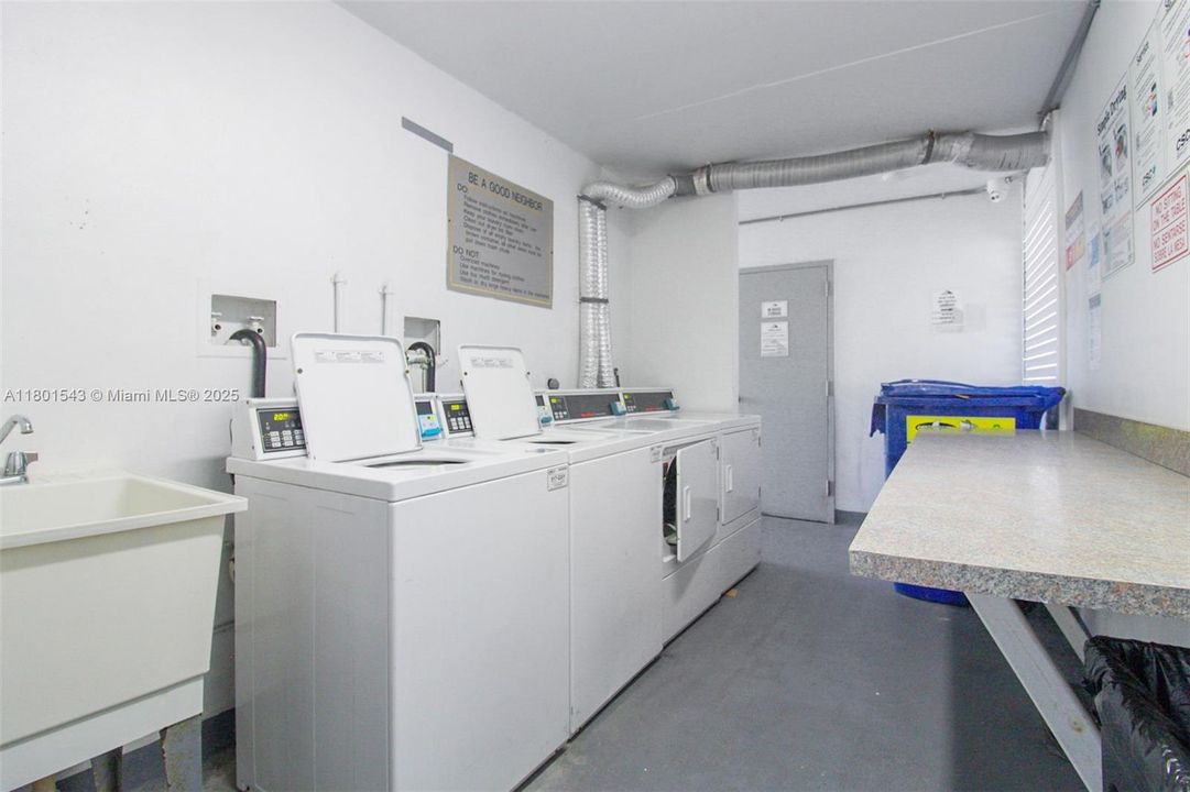 For Sale: $270,000 (2 beds, 2 baths, 994 Square Feet)