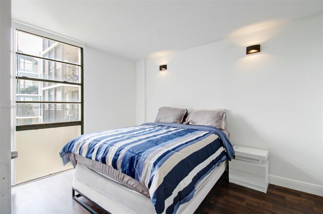 For Sale: $270,000 (2 beds, 2 baths, 994 Square Feet)
