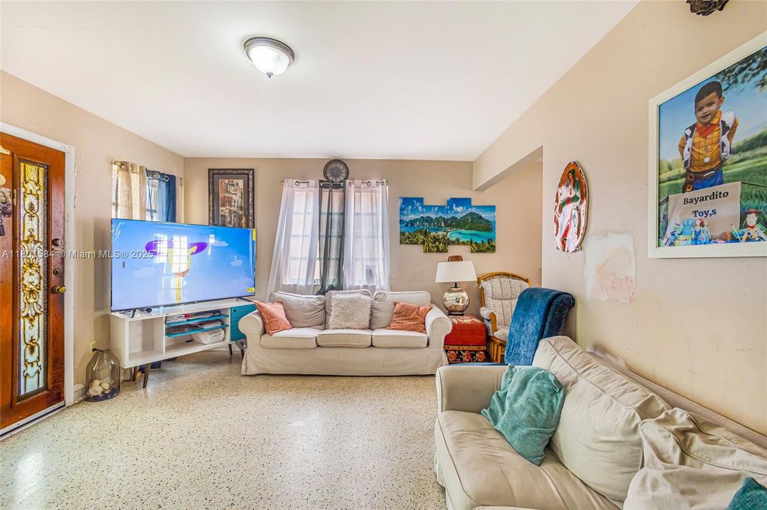 Recently Sold: $949,000 (0 beds, 0 baths, 2105 Square Feet)