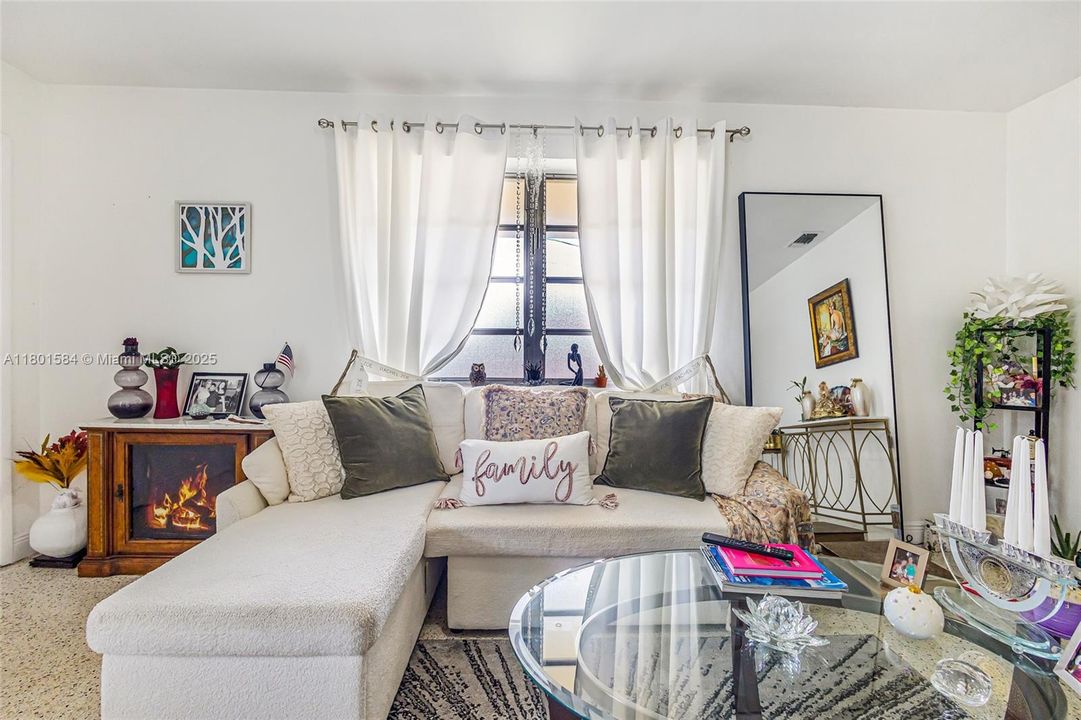 Recently Sold: $949,000 (0 beds, 0 baths, 2105 Square Feet)